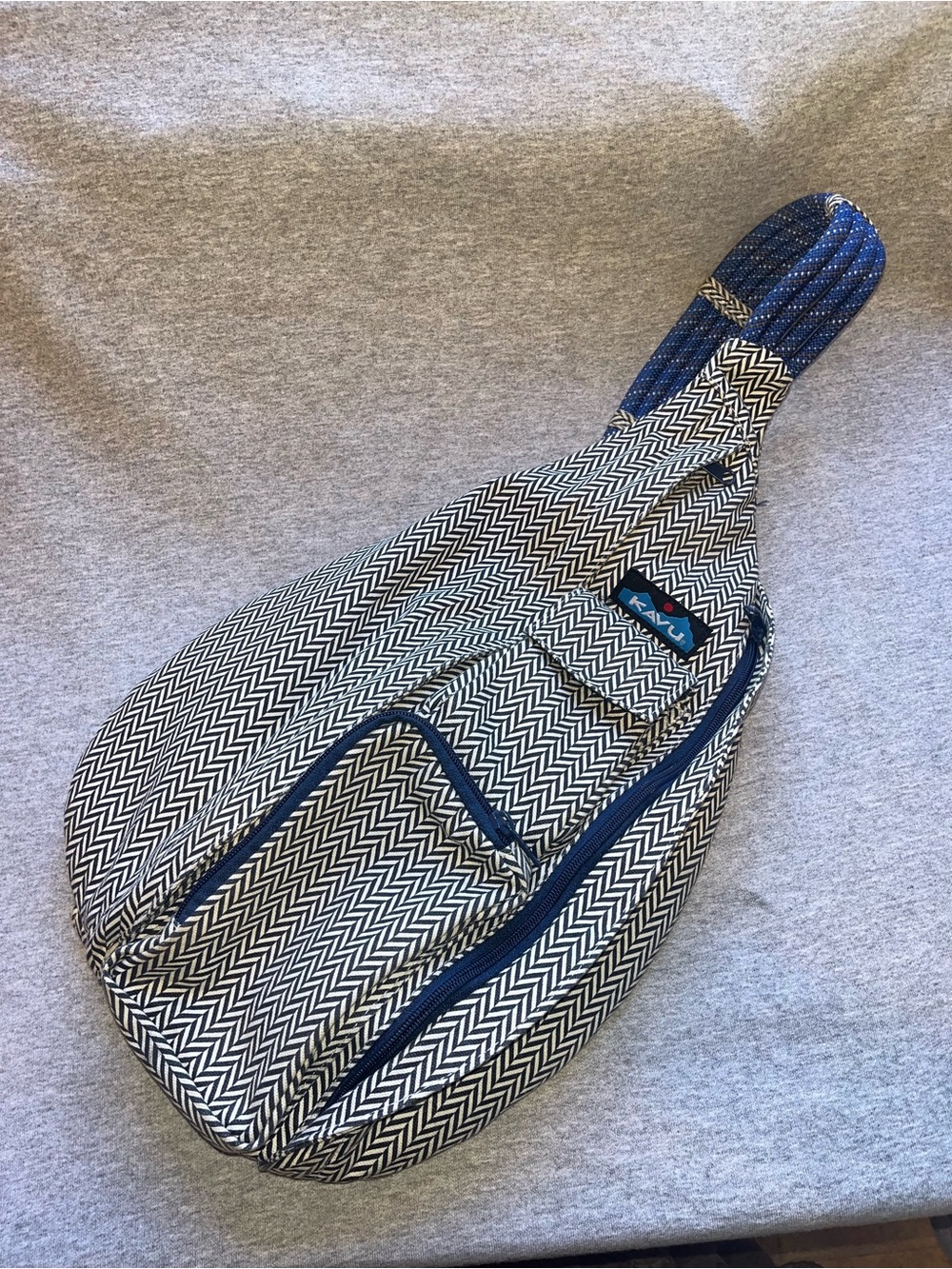 Kavu Rope Sling Navy Blue And White Chevron Crossbody Bag One Strap NWOT